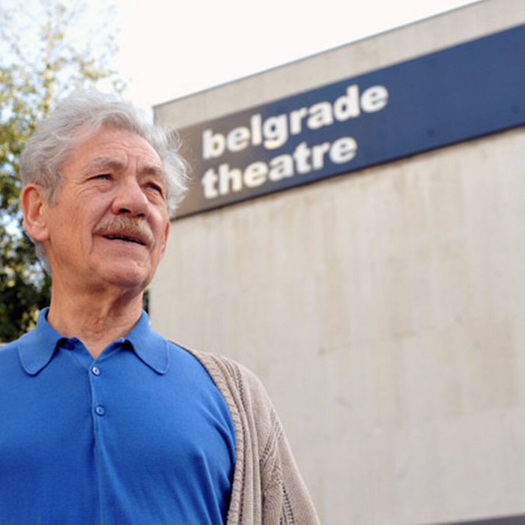 Ian Mekelen ispred pozorišta u Koventriju, foto: Coventry Telegraph