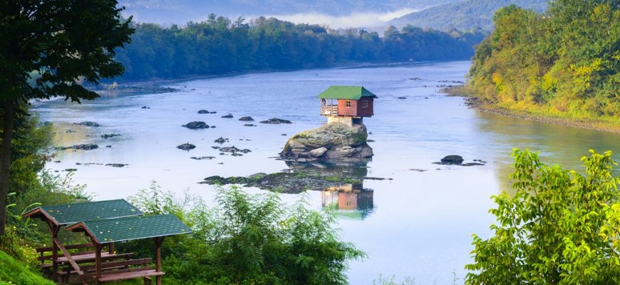 Pogled s Tare na kućicu na Drini