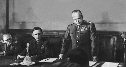 Maršal Georgij Žukov čita tekst nemačke kapitulacije. Desno od njega sedi glavnokomandujući maršal vazduhoplovstva Artur Teder.
