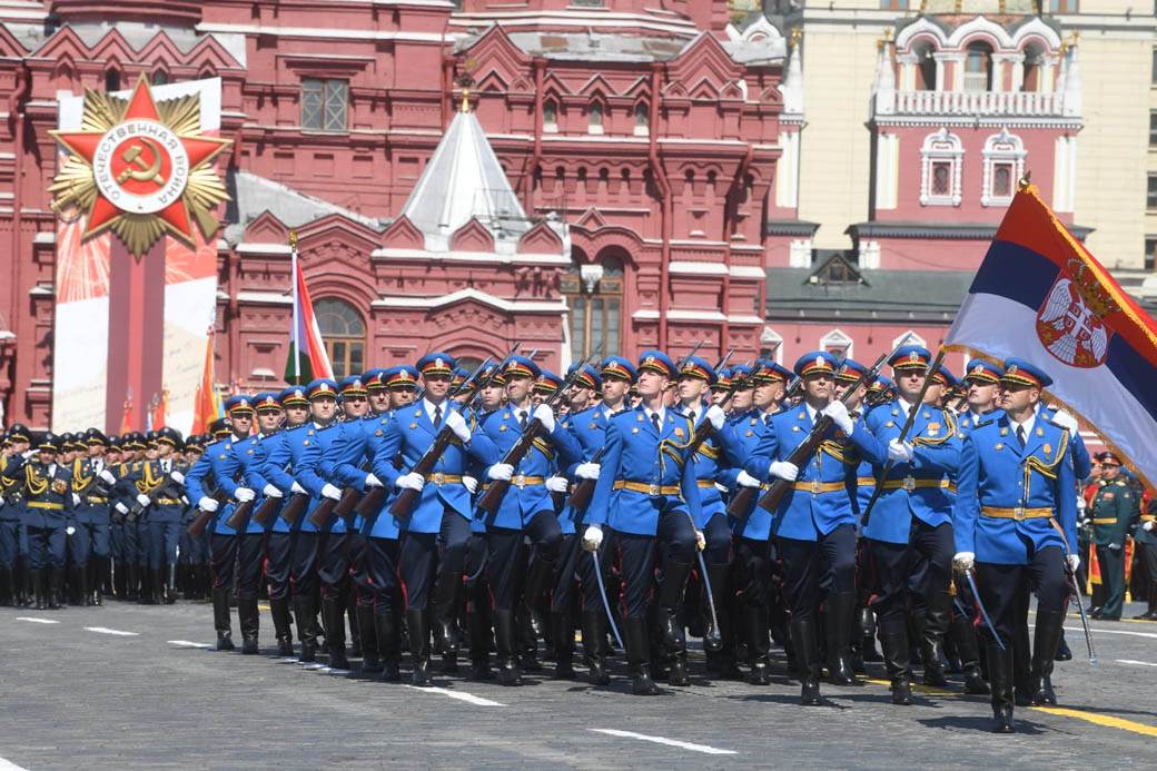 Gardisti Republike Srbije marširaju na Paradi pobede u Moskvi, 2020. godine.