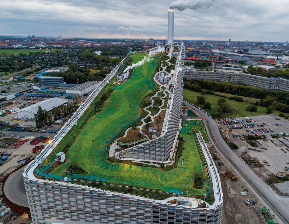 ENERGIJA: Nazvana Kopenhil, peć za smeće u prestonici Danske koristi najnoviju tehnologiju da bi 485.000 tona otpada godišnje pretvorila u energiju za rasvetu 30.000 i grejanje 72.000 domaćinstava. Postrojenje ujedno služi i kao rekreaciona destinacija, sa skijaškom stazom preko cele godine, stazom za pešačenje i trčanje oivičenom drvećem i zidom za penjanje visokim 85 metara, najvišim na svetu. Foto: Luka Lokateli